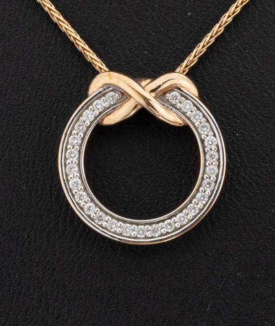27149817a - 9 kt Gold Brillant-Anhänger, RG/WG 375/000,schlichter Kreis mit Schleifenornament, 27 ...