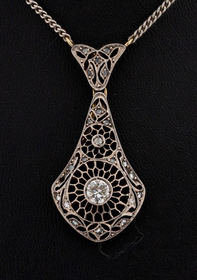 27149833a - Diamant-Collier, GG 585/000 und Silber gepr., nach älterem Vorbild, Mittelteil ...