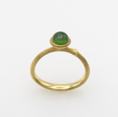 27149845a - Ole Lynggaard Ring ´Lotus 0´, GG 750/000, Serpentincabochon, RW ca. 52, Etui u. ...