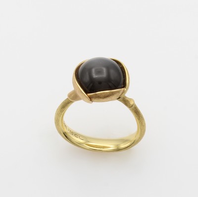 27149847a - Ole Lynggaard Ring ´Lotus II´, GG 750/000, grauer Mondsteincabochon, RW ca. 49, Etui u. ...