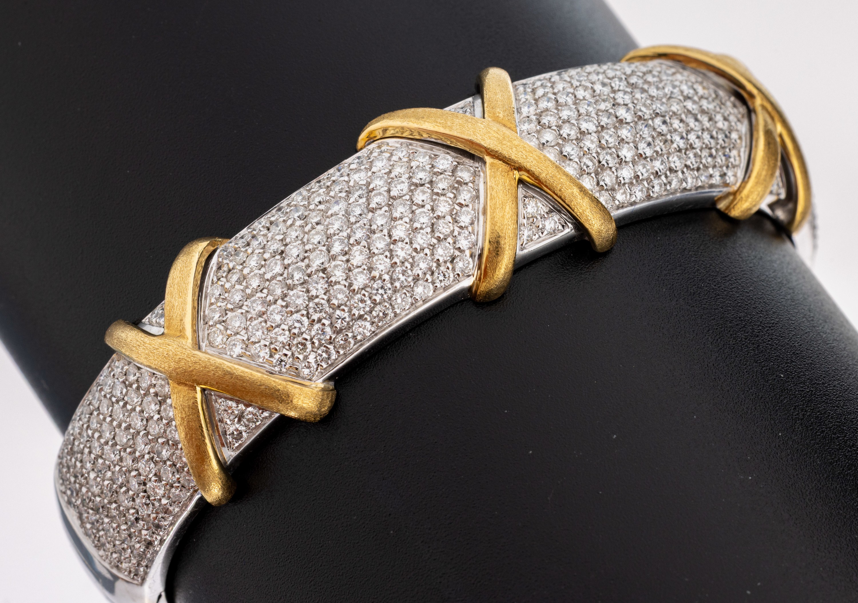 Image 27150007 - 18 kt Gold Brillant-Armreif, WG/GG 750/000 gepr., qualitätvolle Verarbeitung, Kopf mit ...