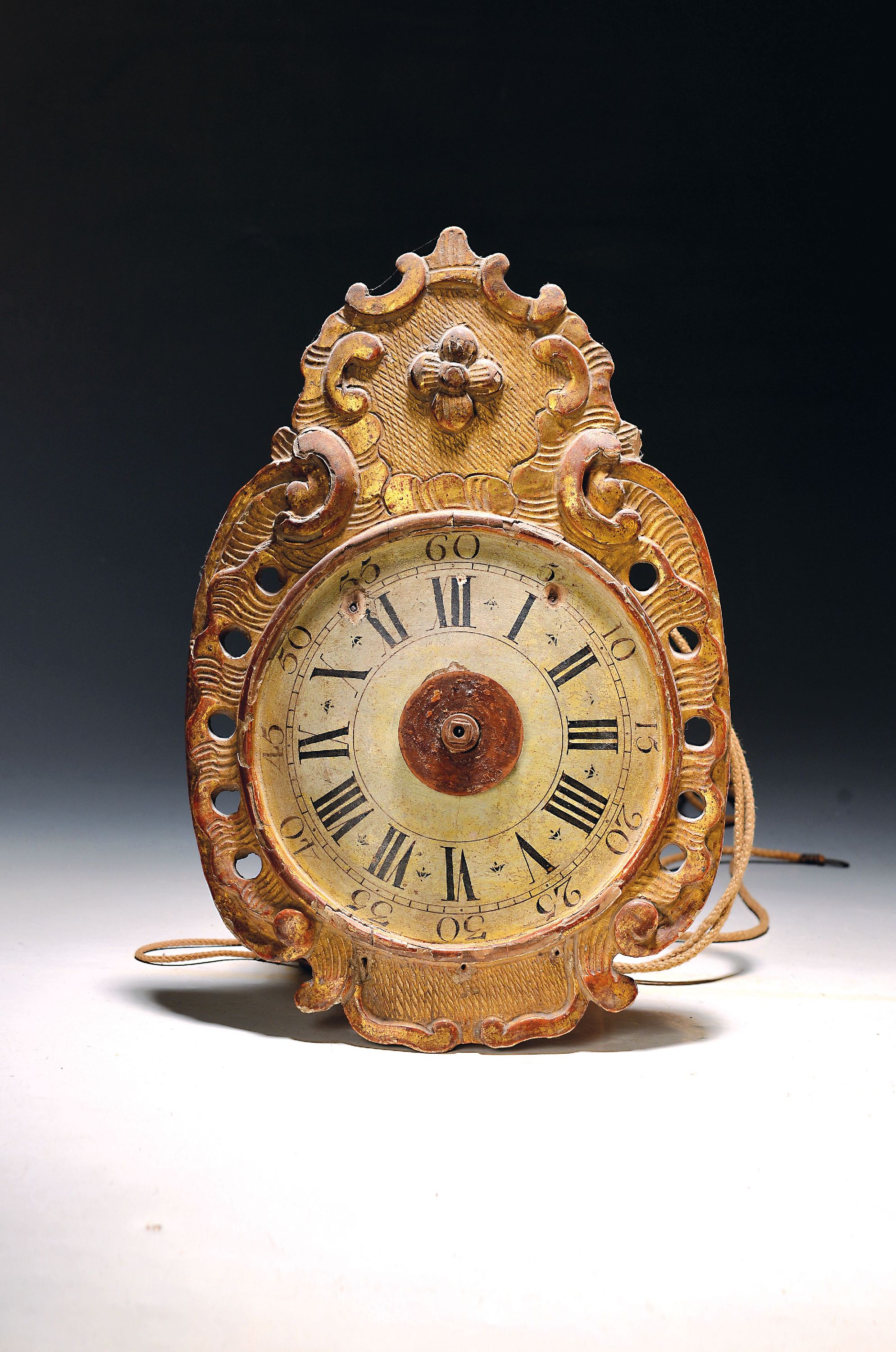 Image 27150055 - Wanduhr, Schwarzwald, mit Stuckschild, ausgehendes 18. Jh., Vergoldetes Holzschild mit ...