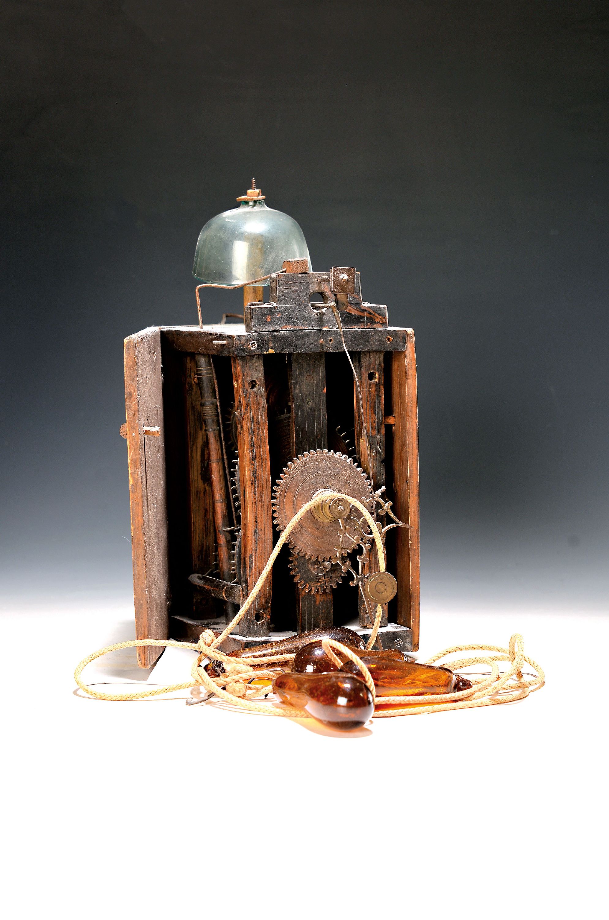 Image 27150063 - Holzräderuhr mit Seilzug, um 1730, Holzplatinenwerk, Holzfallen, Holzräder, beim ...