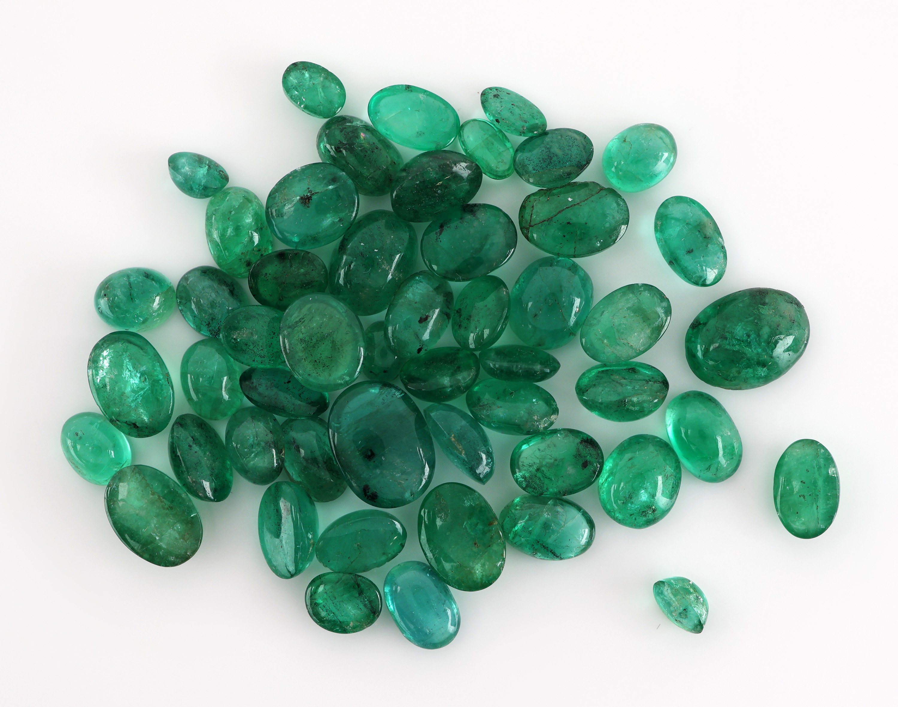 Image 27150230 - Lot lose Smaragde, zus. ca. 25.52 ct, Cabochons in versch. Größen, Formen und ...
