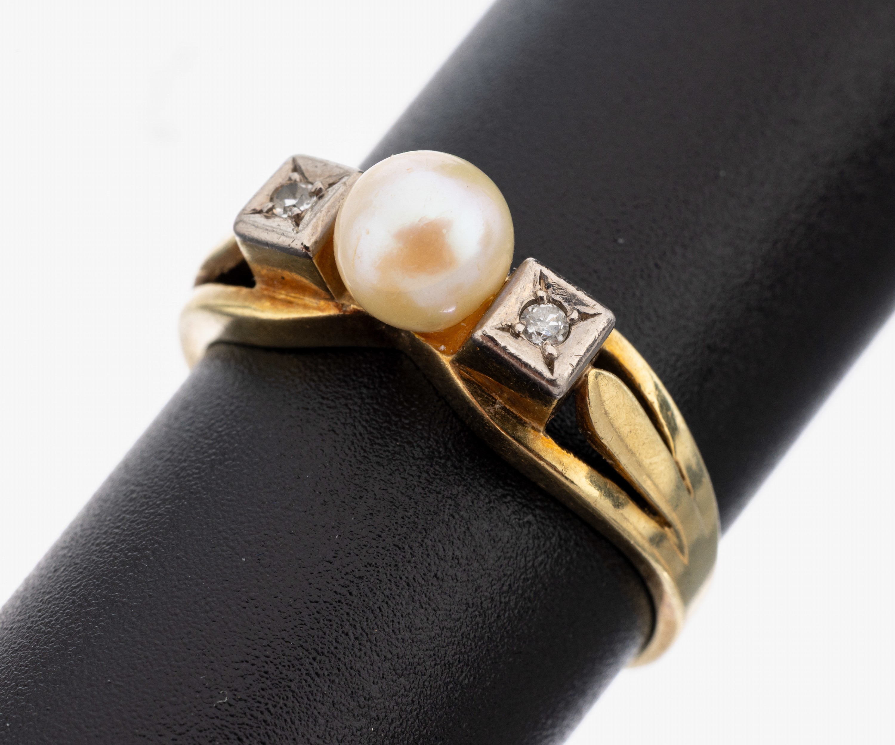 Image 27150319 - 14 kt Gold Perl-Diamant-Ring, 1950er Jahre, GG/WG 585/000, mittig Zuchtperle, D. ca. 5.6 ...