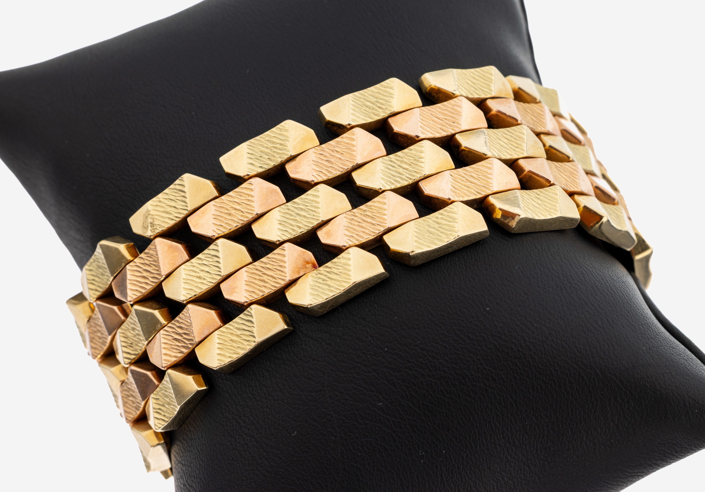 Image 27150321 - 14 kt Gold Armband, 1960er Jahre, GG/RG 585/000, Backsteinoptik, Glieder part. strukt., ...