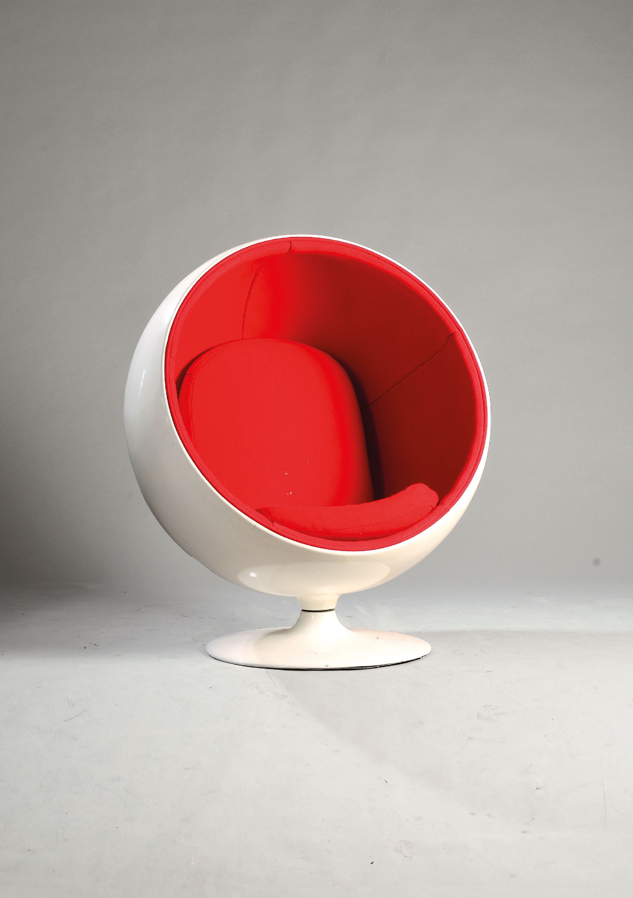 Image 27150612 - Designersessel, 1970er Jahre, weißes Fiberglasgehäuse, rote Polsterung mit 2 Kissen, ...