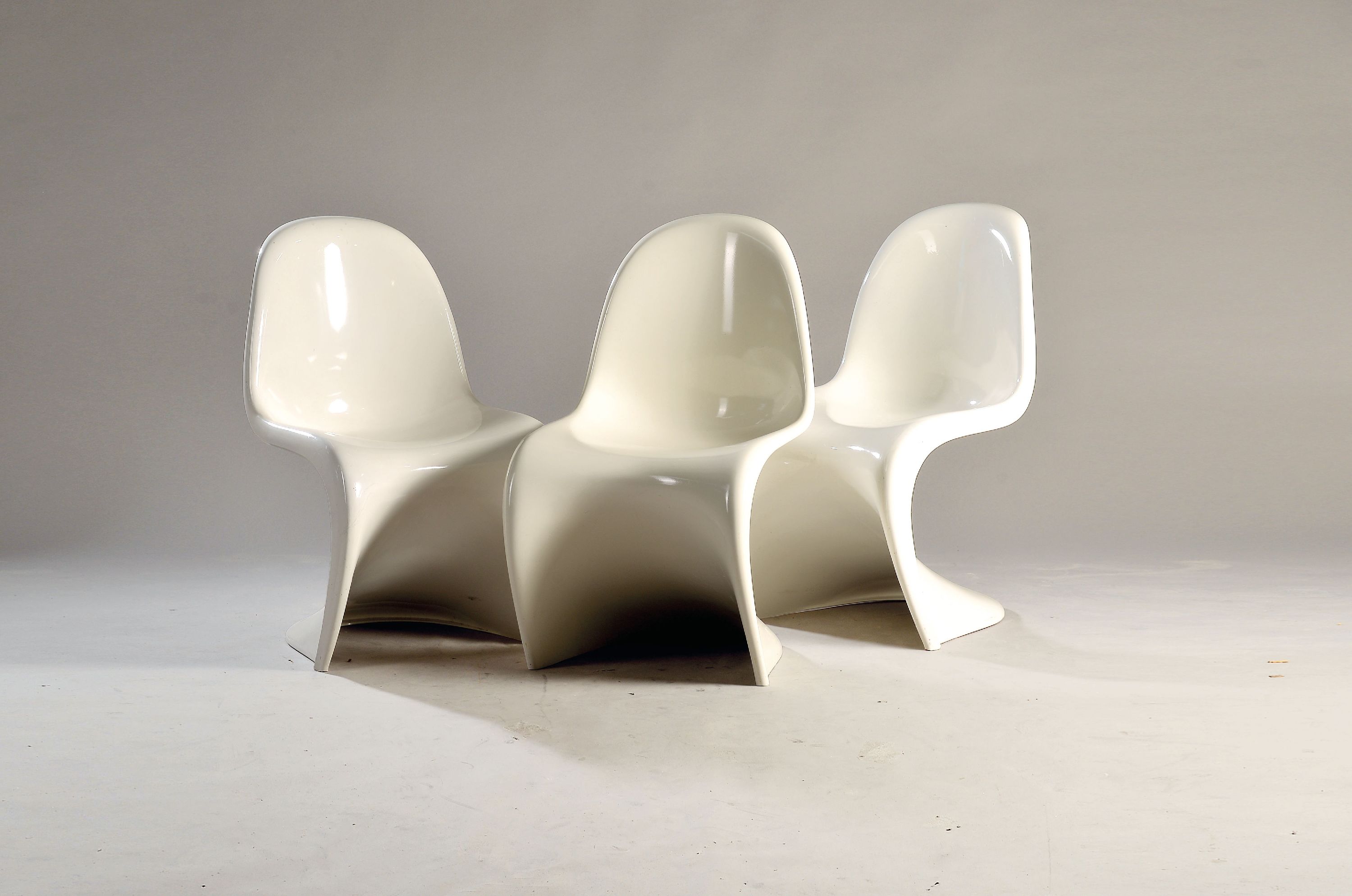 Image 27150613 - 3 weiße Panton Chairs, Entw. Verner Panton, 2x Ausführung Herman Miller, Fehlbaum, um ...