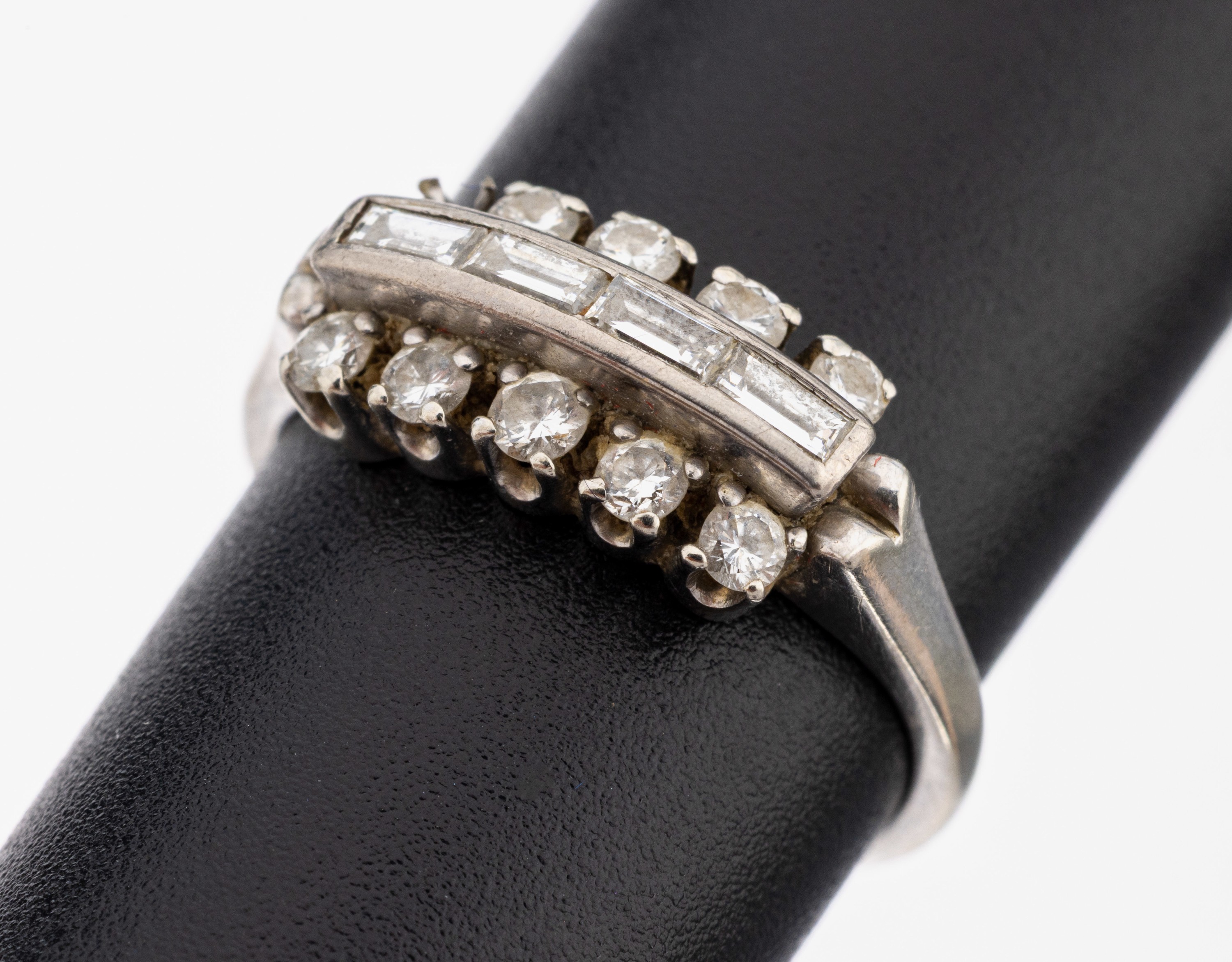 Image 27150798 - 14 kt Gold Diamant-Ring, WG 585/000, 4 Diamantbaguettes zus. ca. 0.12 ct Weiß/si, 9 ...