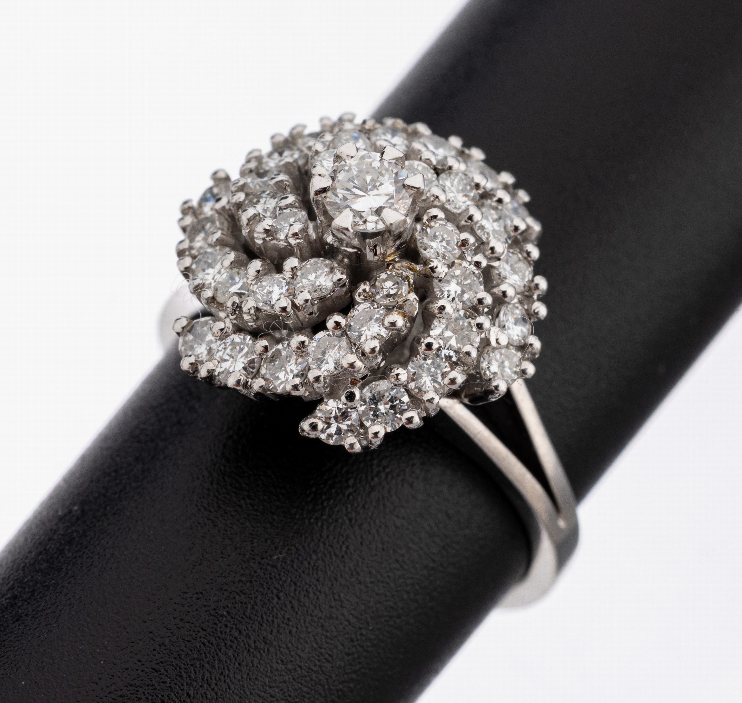 Image 27150822 - 18 kt Gold Brillant-Ring, WG 750/000, mittig ein Brillant ca. 0.15 ct Weiß/si, 36 ...
