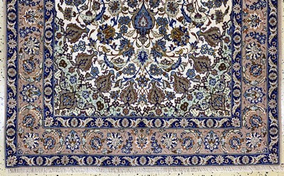 27151117c - Esfahan fein´Seidengrund´, Persien, Ende 20.Jhd, Korkwolle mit und auf Seide, ca. 175 ...