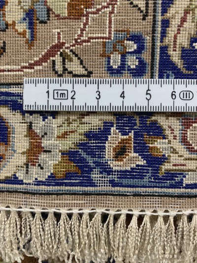 27151117f - Esfahan fein´Seidengrund´, Persien, Ende 20.Jhd, Korkwolle mit und auf Seide, ca. 175 ...