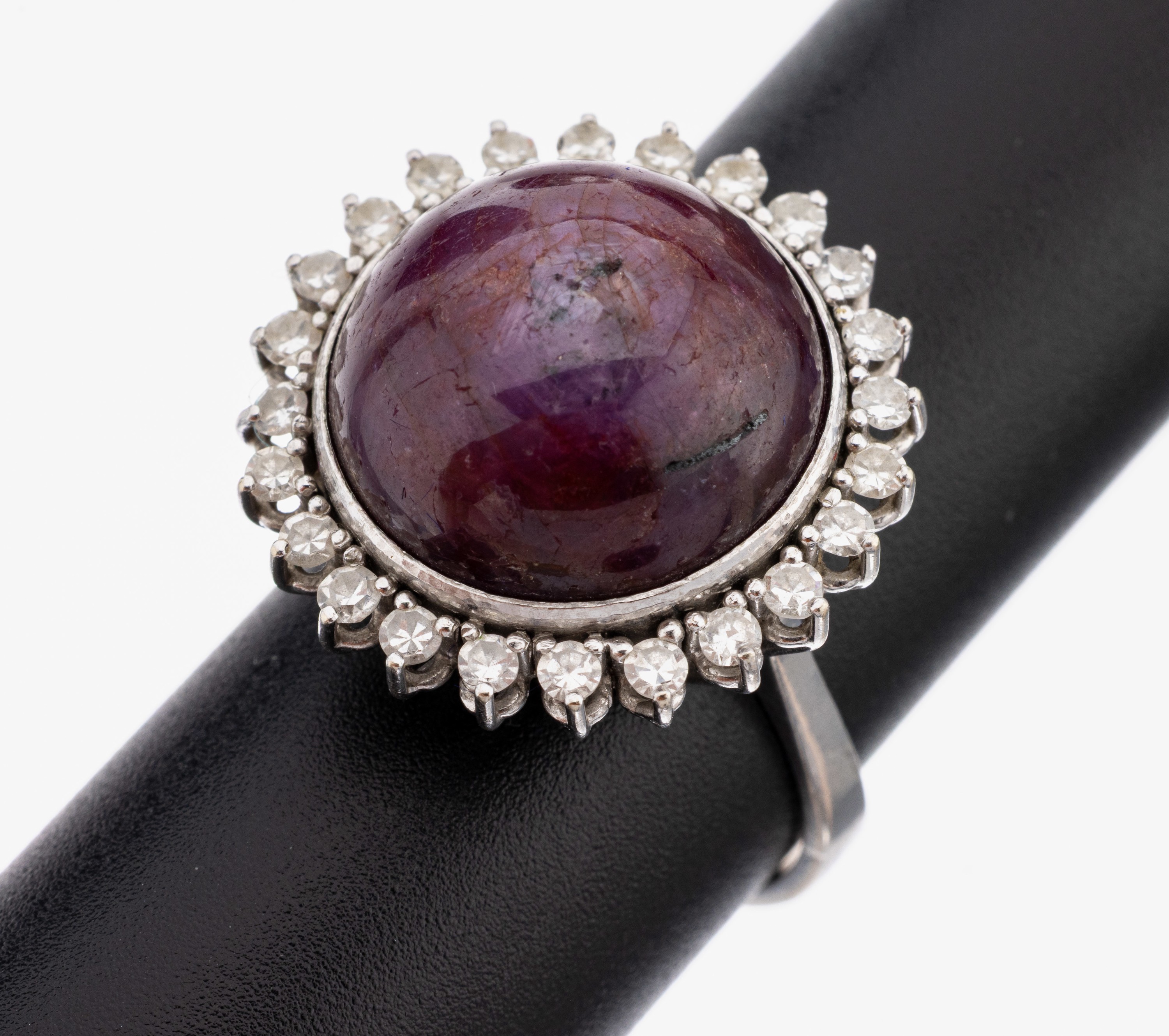 Image 27151527 - 14 kt Gold Rubin-Diamant-Ring, WG 585/000, mittig runder Sternrubin ca. 15 ct, 24 8/8- ...