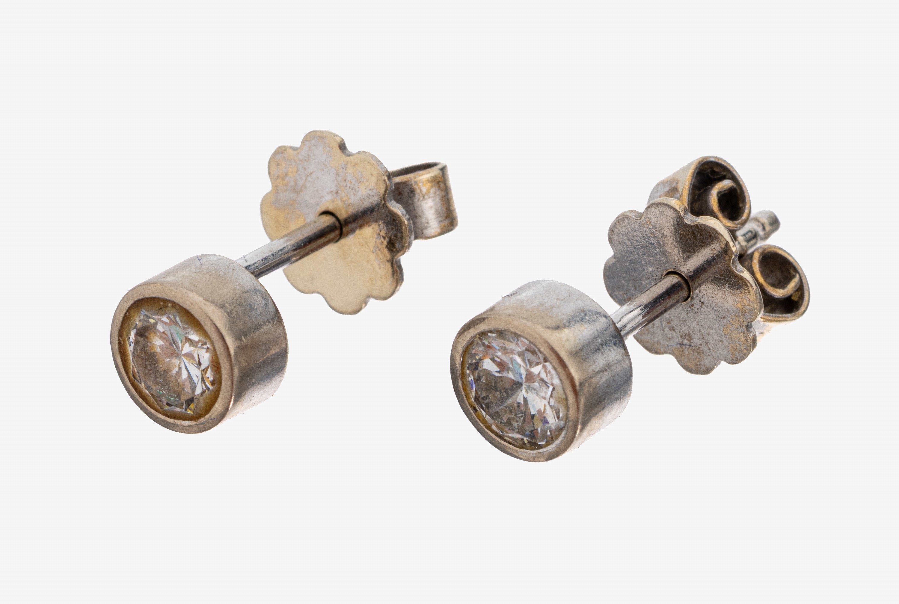 Image 27151528 - Paar 14 kt Gold Brillant-Ohrstecker, WG 585/000 gepr., 2 Brillanten zus. ca. 0.40 ct ...