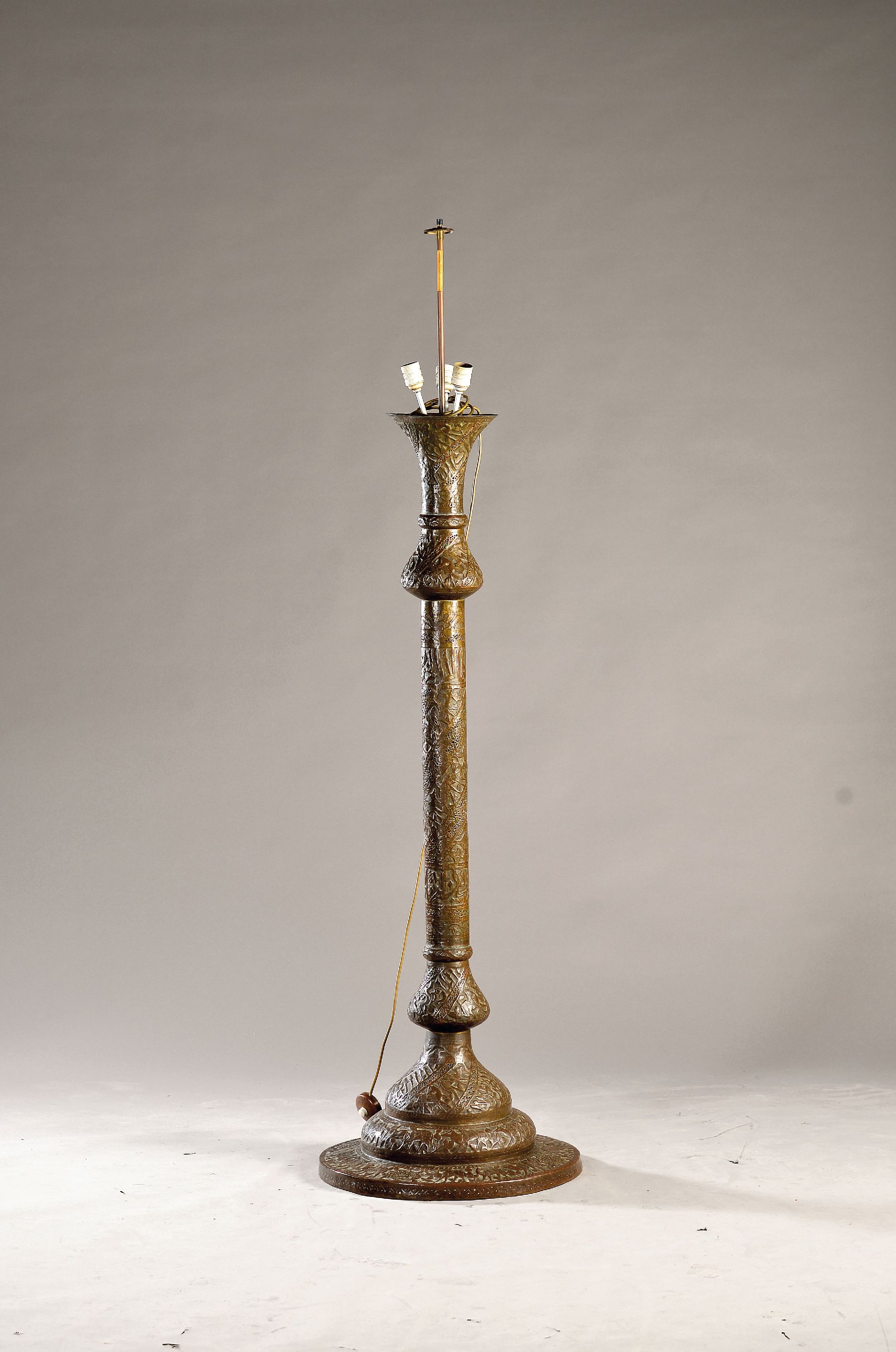 Image 27151922 - Lampe, wohl Syrien, Anfang 20.Jh., Metall bronzefarben patiniert, 3 Brennstellen, reich ...