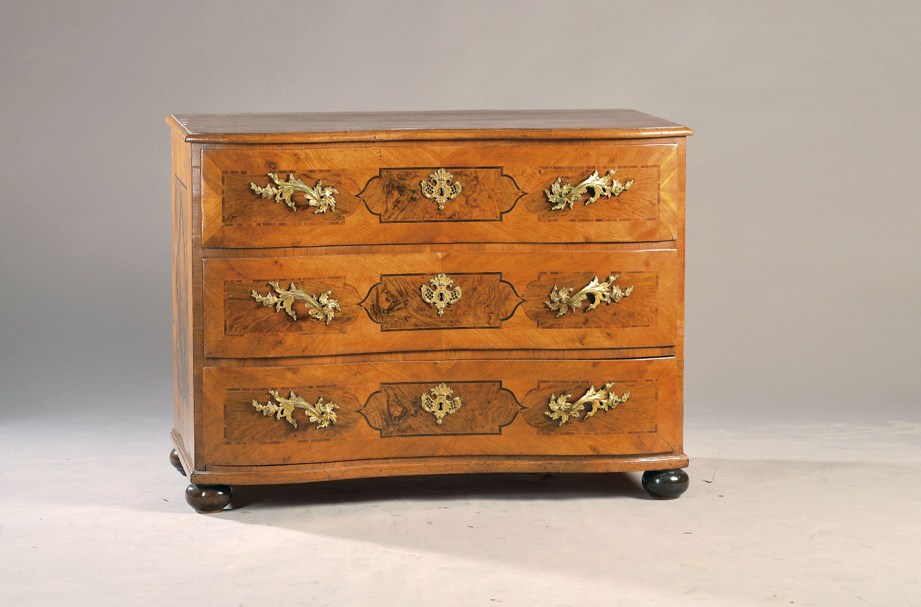 Image 27151924 - Barock-Kommode, um 1740/50, Nußbaumfurnier, 3 Schubladen, doppelt geschweift, ...