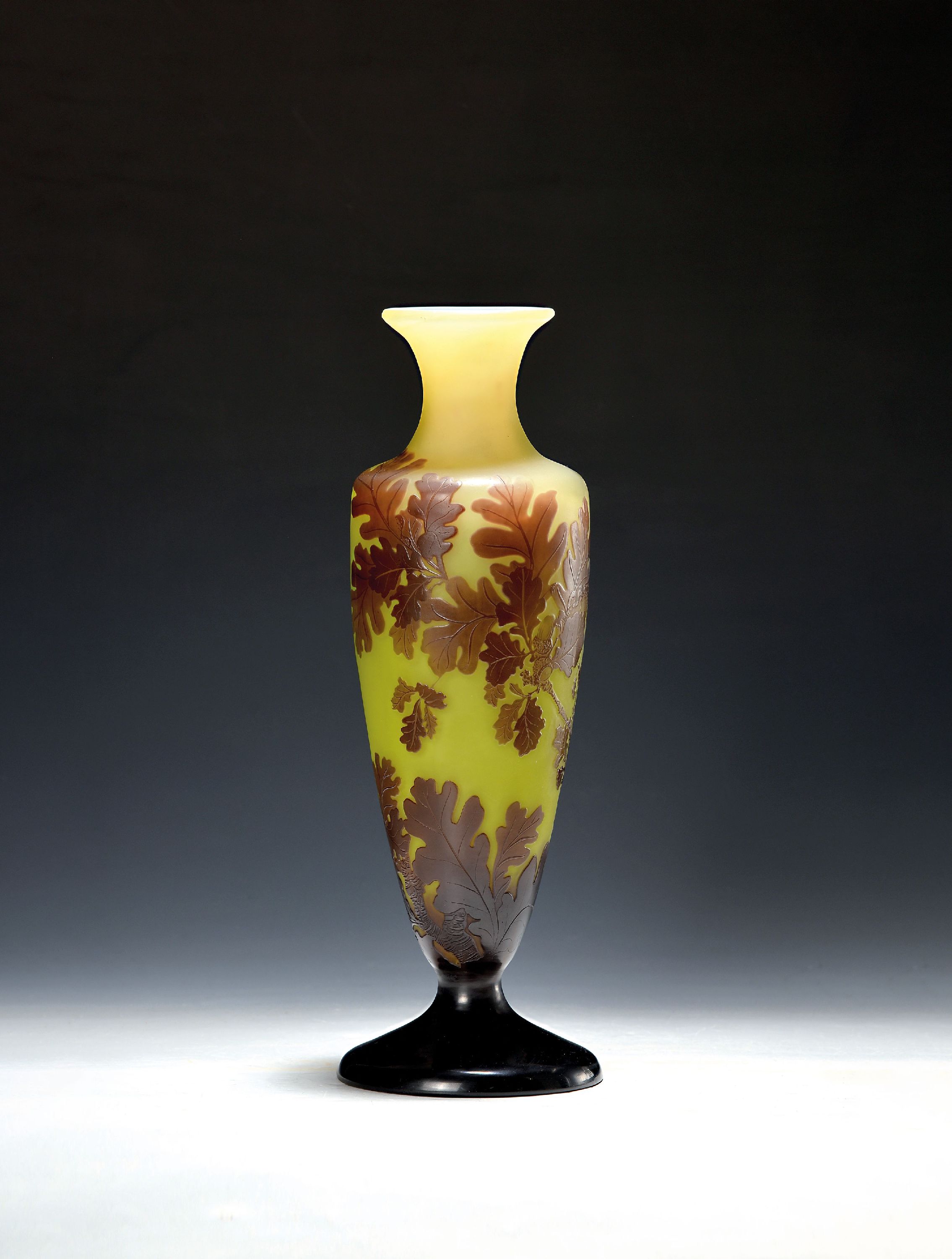 Image 27152019 - Vase ´Chene Lorraine´, Galle, Nancy, um 1900/04, farbloses Glas, kastanienbraun und ...