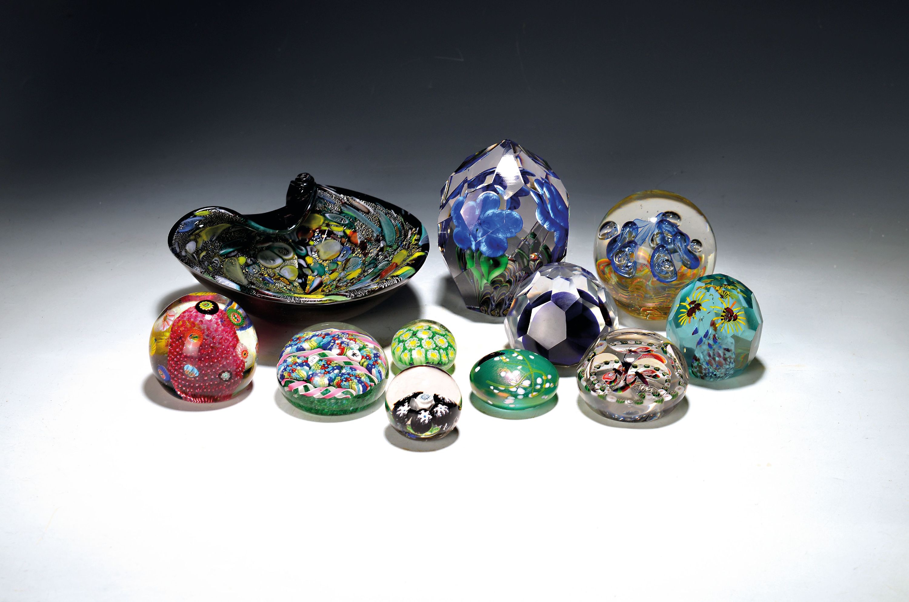 Image 27152020 - Konvolut von 10 Paperweights und einer Schale, 19./20.Jh., Glas, mit unterschiedlichen ...