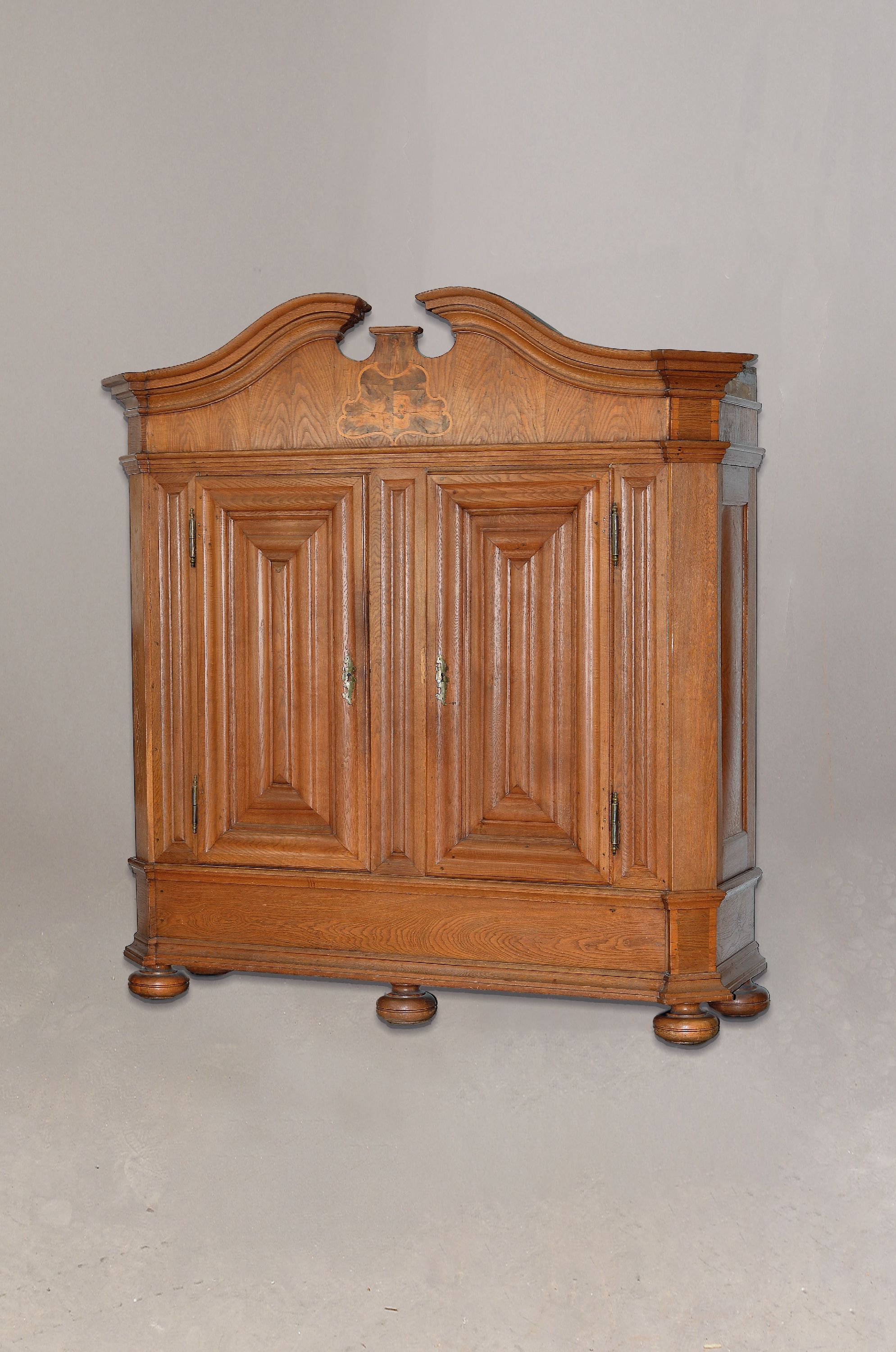 Image 27152114 - Barockschrank, mittelwestdeutsch/Nordhessen, um 1740/50, Eiche, zweitürig, gesprengter ...