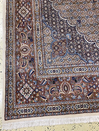 27152192b - Mud fein, Persien, Ende 20.Jhd, Korkwolle mit Seide, ca. 250 x 245 cm, ...