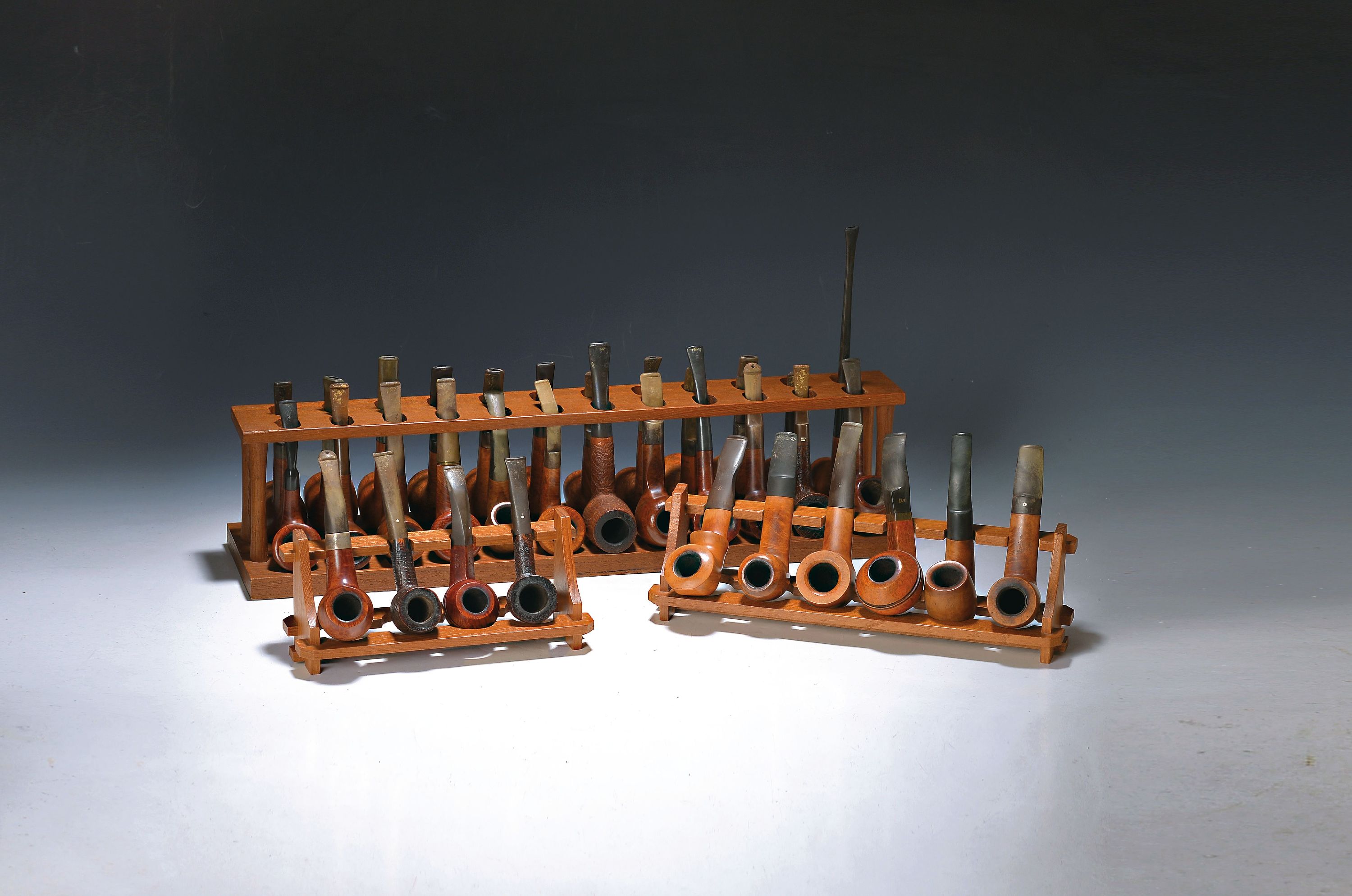 Image 27152321 - 54 Tabakpfeifen, darunter Peterson´s (4x), Lorenzo (11x)m Dubhill, Stanwell, Savinelli, ...