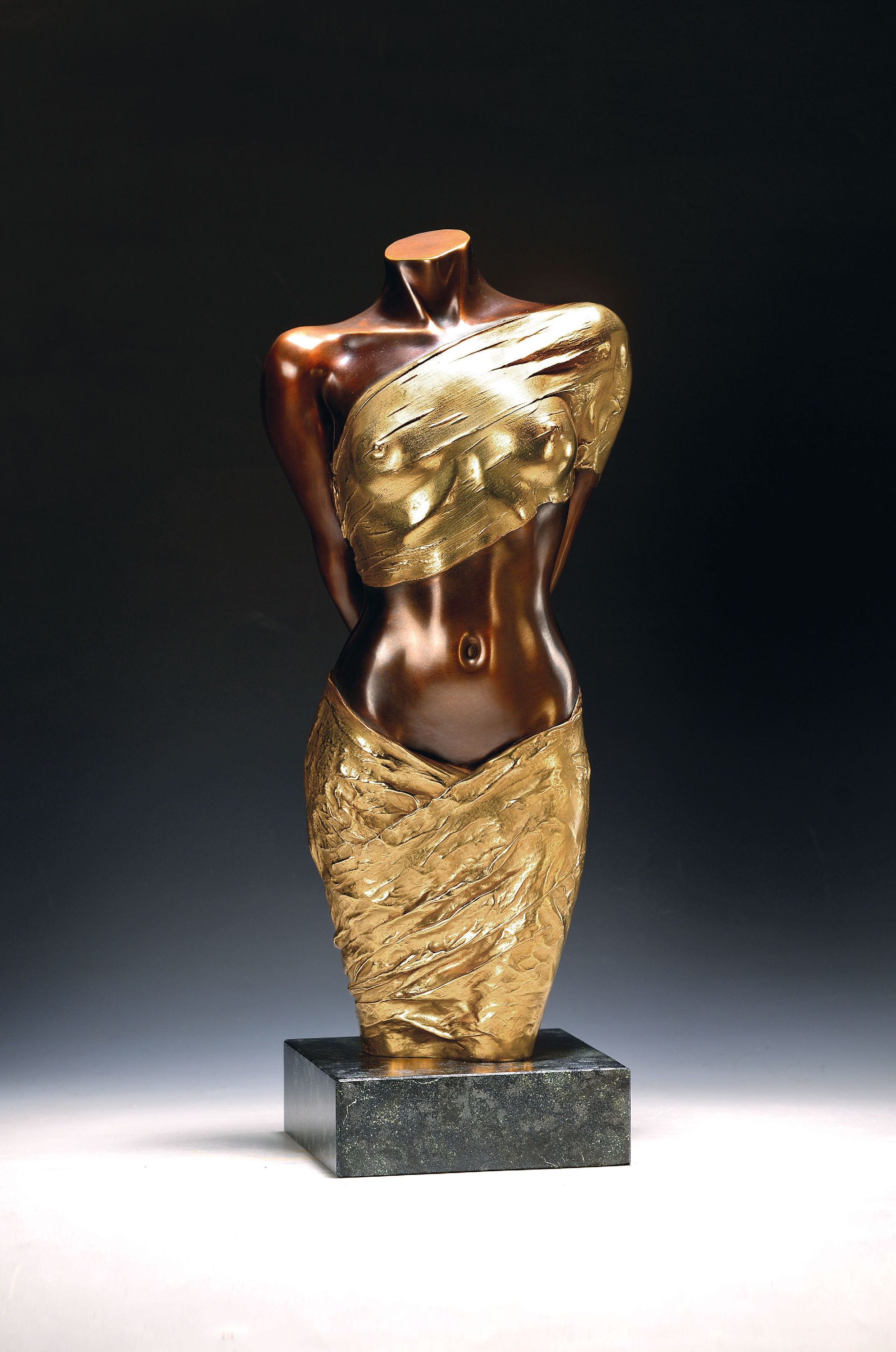 Image 27153161 - Willi Kissmer, geb. 1951, Bronzeskulptur , halbakt mit zwei Tüchern, teilvergoldet, ...