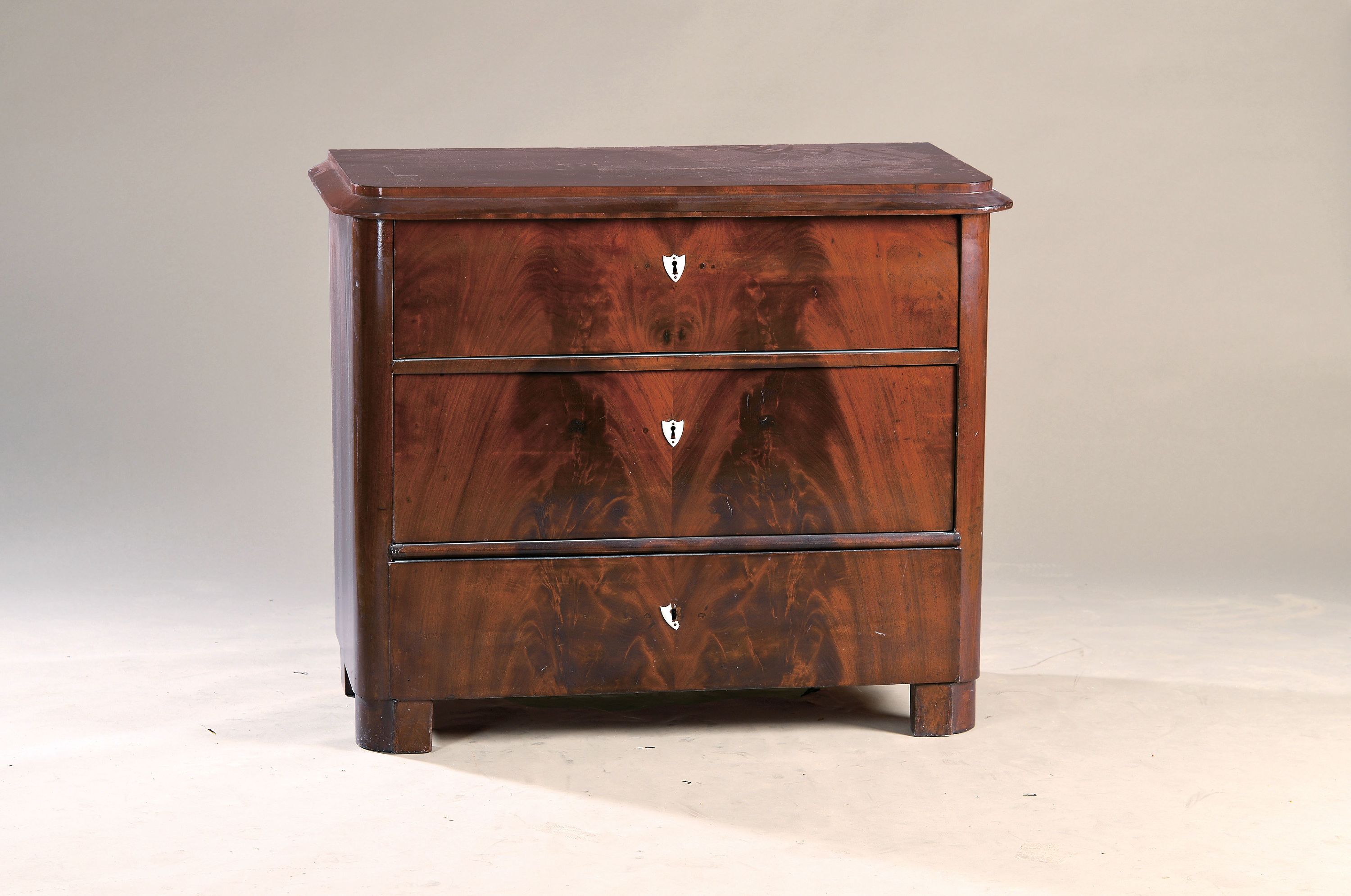 Image 27153181 - Biedermeier-Kommode, um 1830/40, Mahagonifurnier, 3 Schubladen, abgesetzte Oberfläche, ...