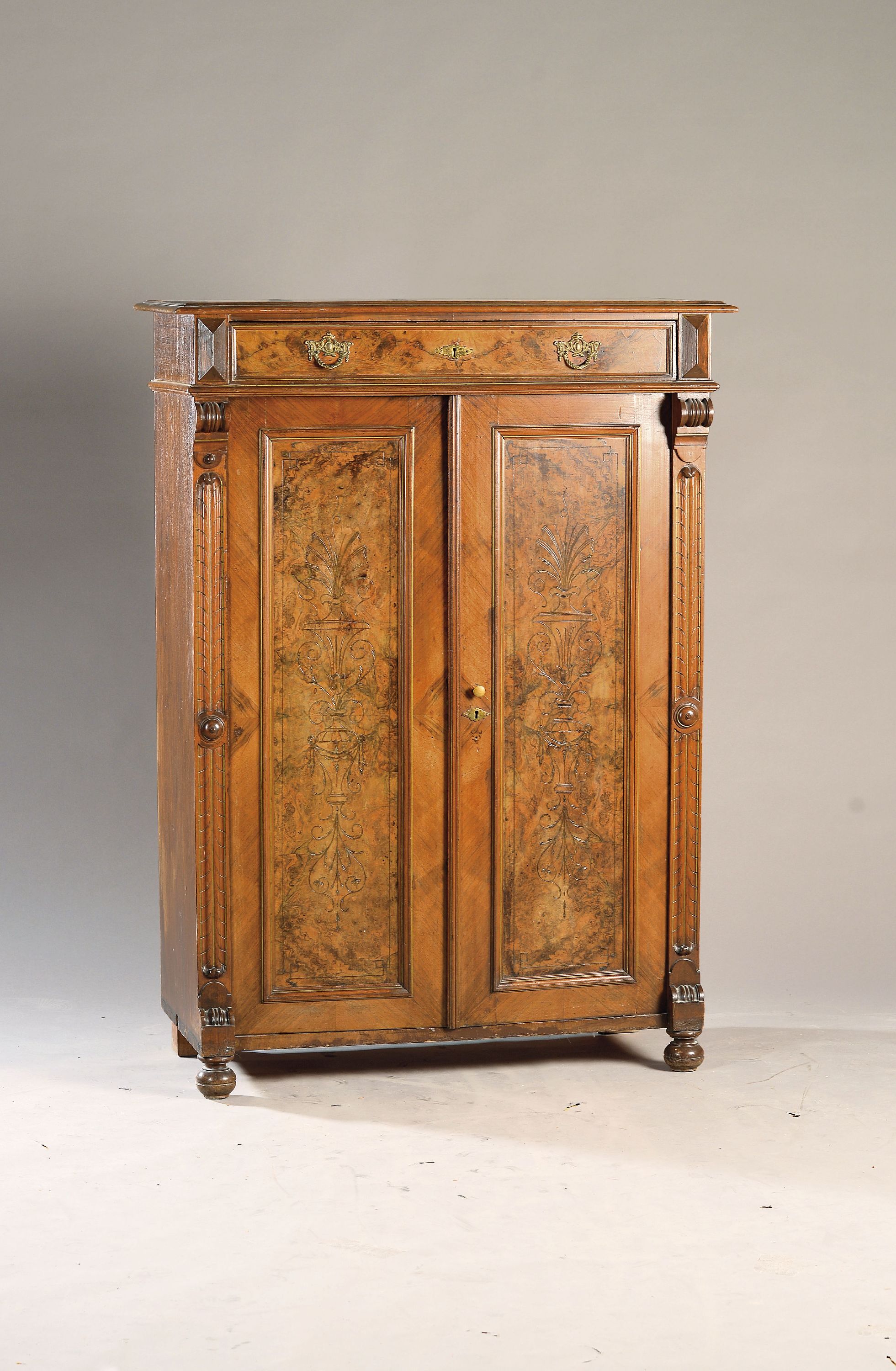 Image 27153182 - Vertiko/Halbschrank, um 1880, 2-türig, Nußbaumfurnier, gegliedert durch profilierte ...
