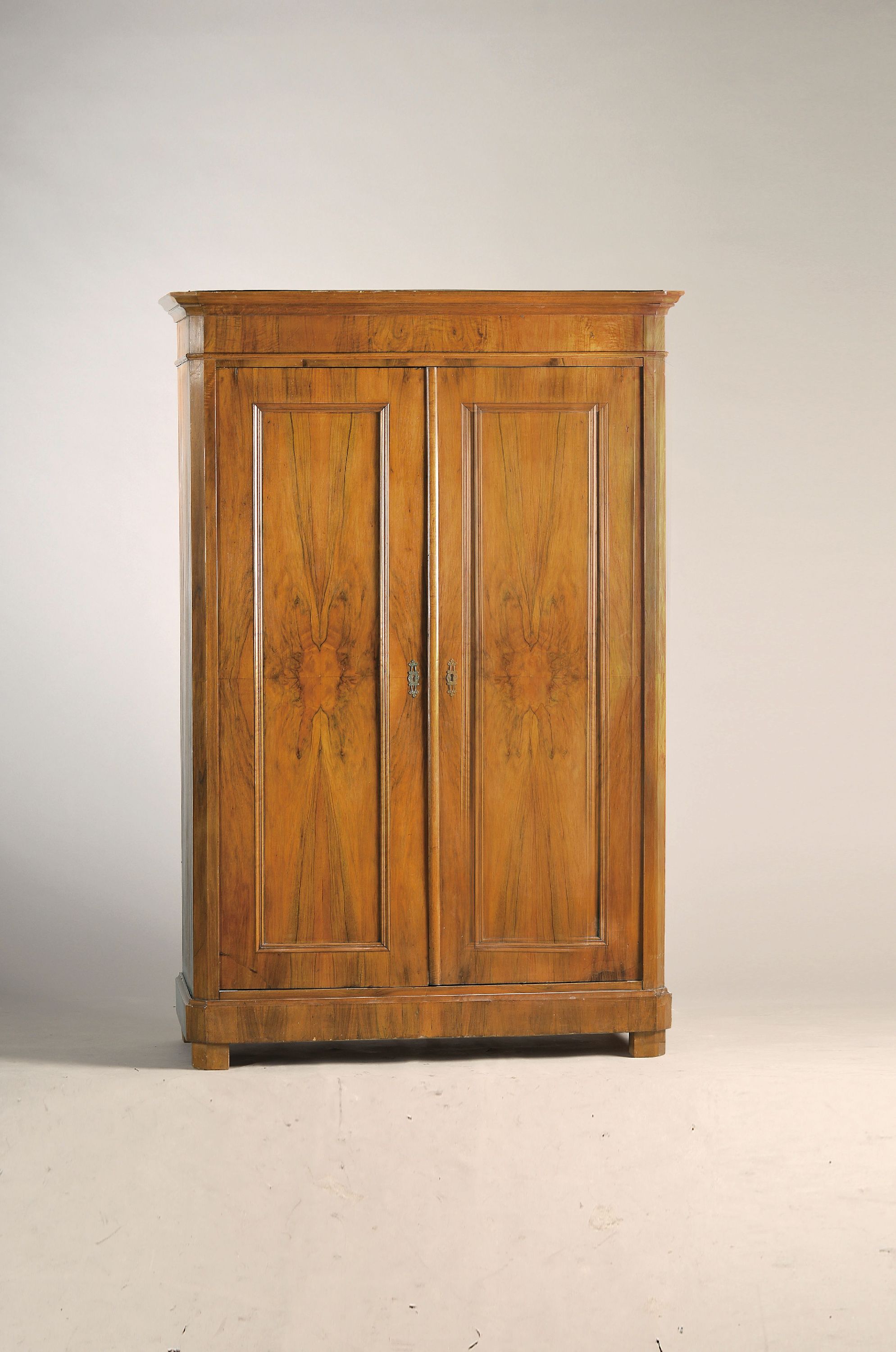 Image 27153183 - Gründerzeit Schrank, um 1880, Nußbaum, zweitürig auf Rahmen gearbeitet, flankiert von ...