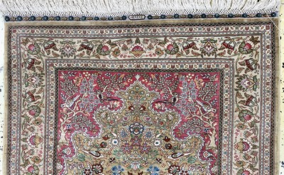 27153184a - Hereke Seide fein signiert, Türkei, Mitte 20.Jhd, reine Naturseide, ca. 86 x 64 cm, ...
