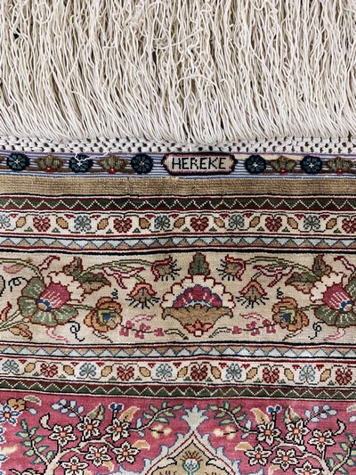27153184c - Hereke Seide fein signiert, Türkei, Mitte 20.Jhd, reine Naturseide, ca. 86 x 64 cm, ...