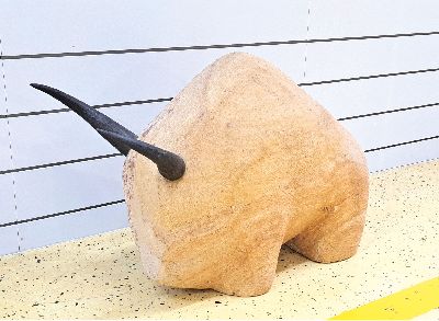 27153210k - Sandsteinskulptur eines Bison, neuzeitlich, massive Skulptur aus orangefarbenem ...