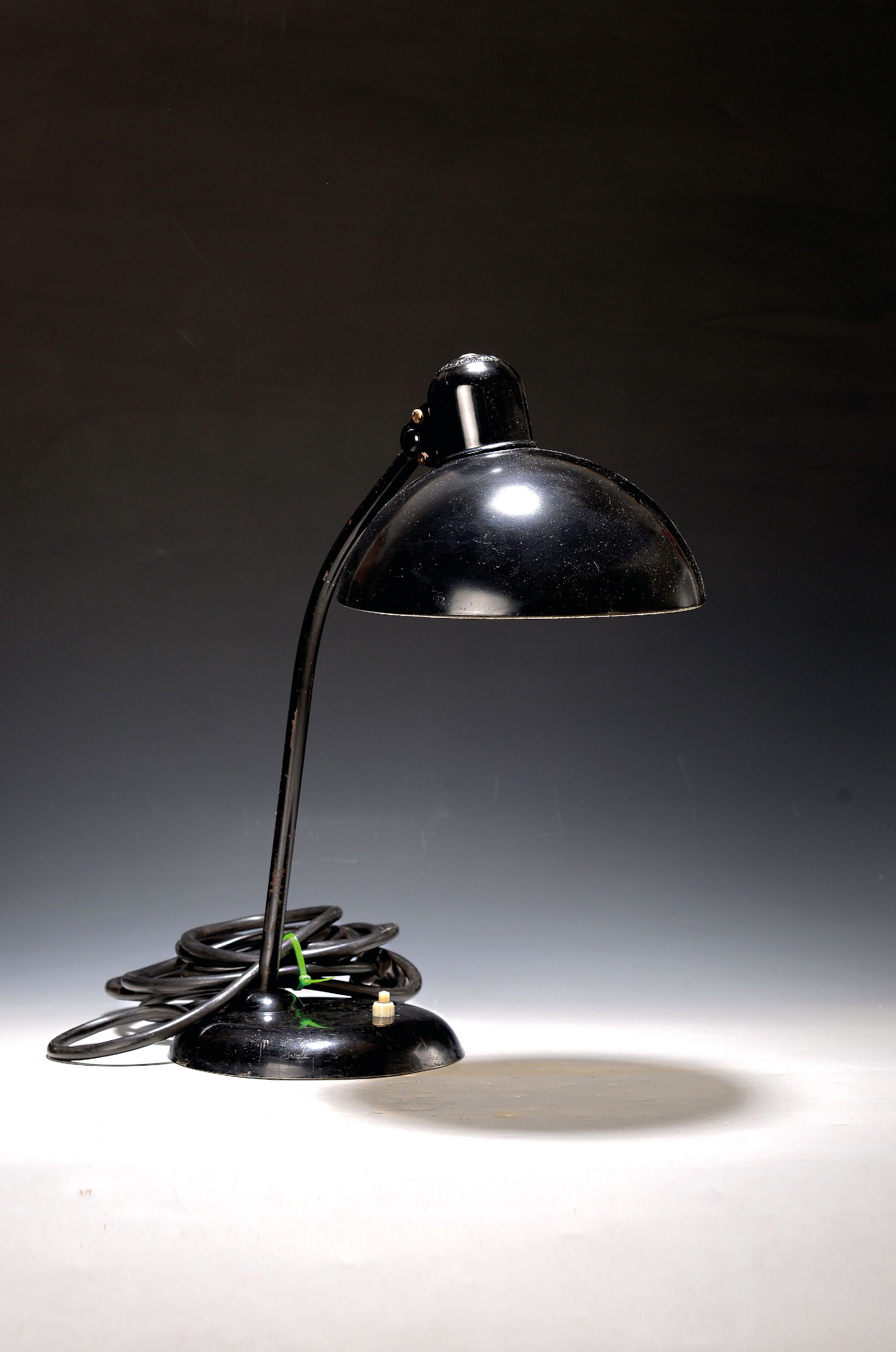 Image 27153312 - Tischlampe 6556-T, Kaiser Idell, Entw. Christian Dell (um 1931), Stahl/Messing, schwarz ...