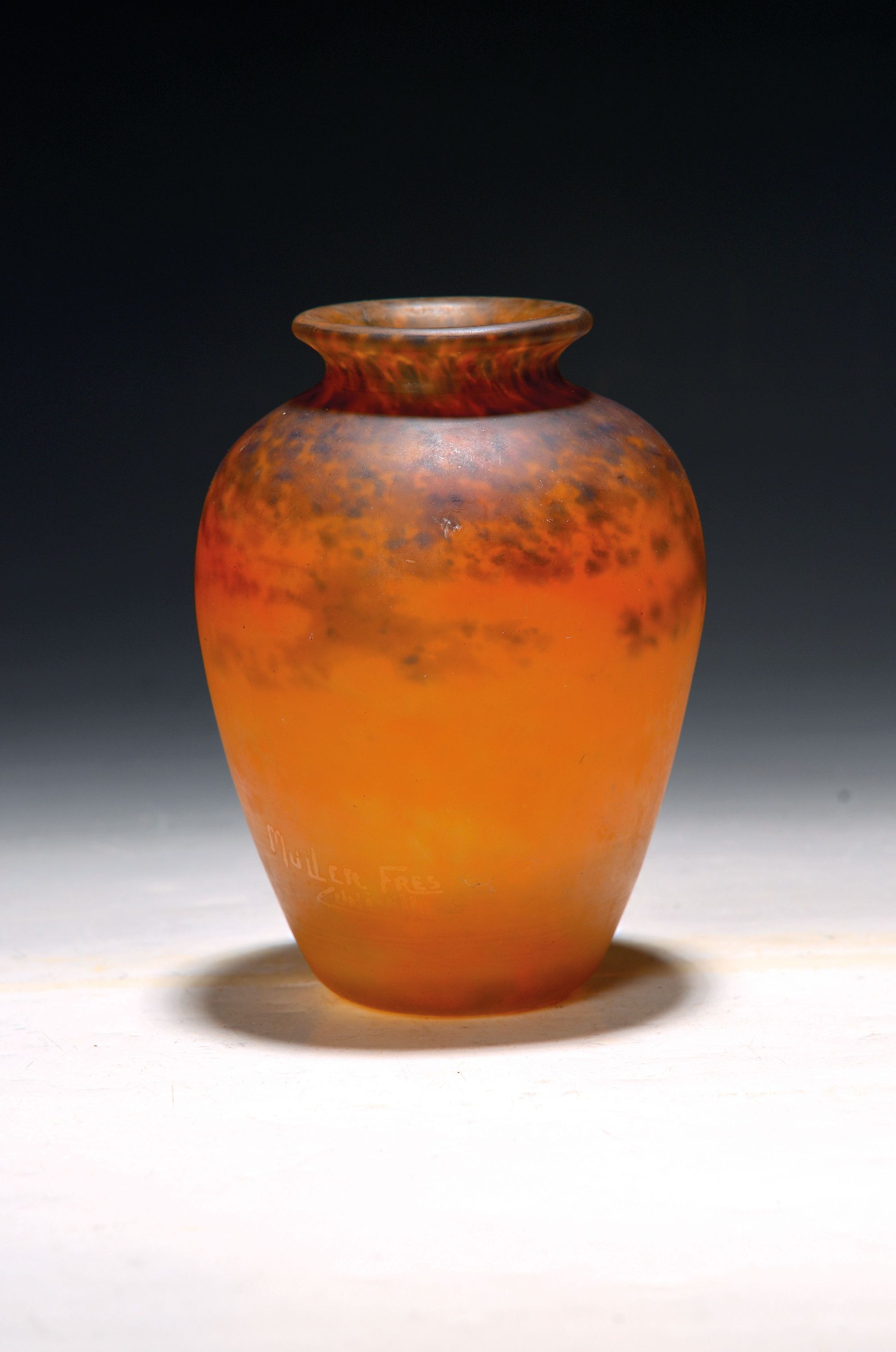 Image 27153317 - Ziervase, Müller Freres, Luneville, nach 1919 , Überfangglas, mattiert, orangefarben, ...