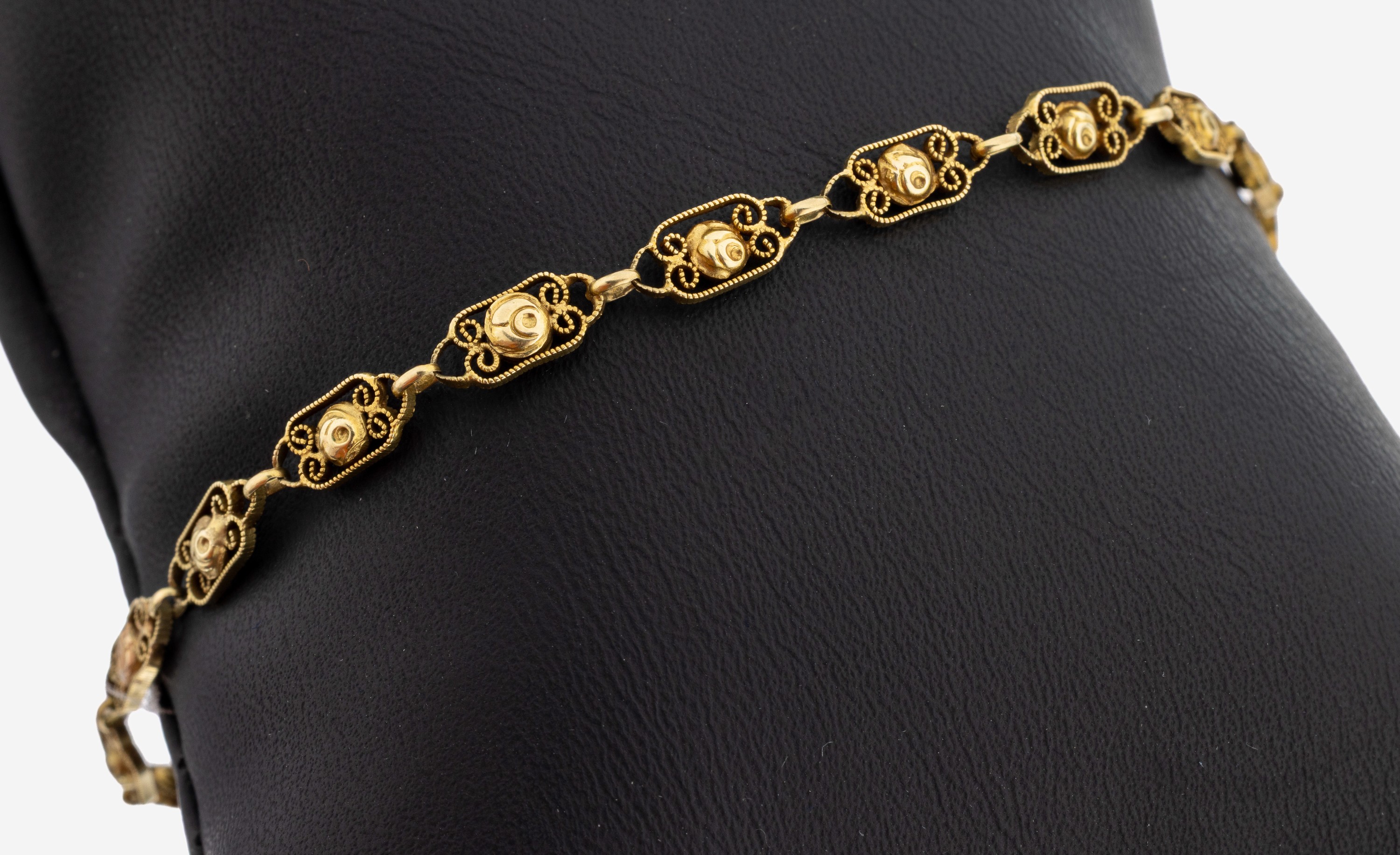 Image 27153375 - 14 kt Gold Armband, um 1910, GG 585/000, Glieder aus Filigrandraht, L. ca. 18 cm, ...