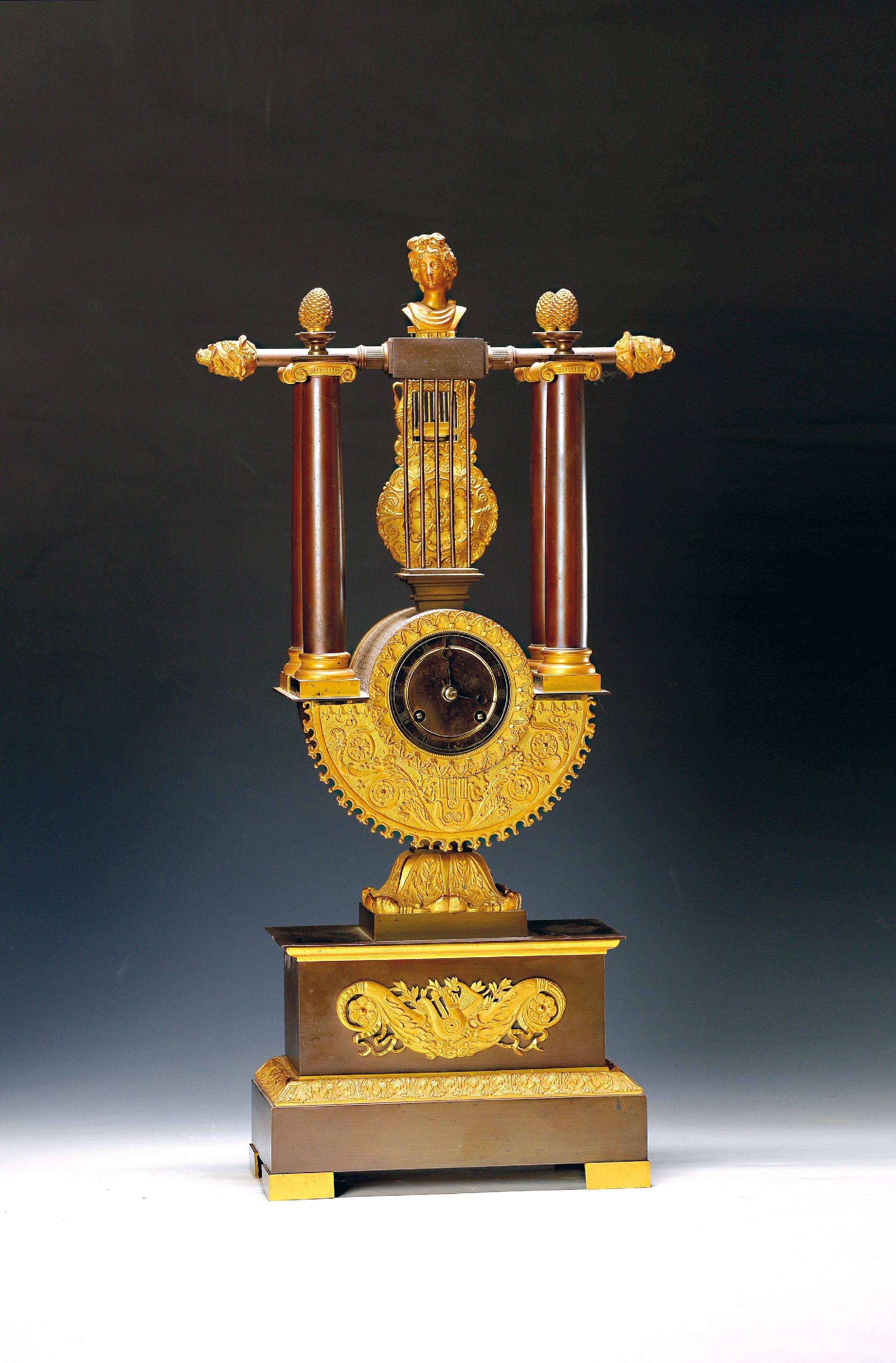 Image 27153602 - Pendule in Lyraform, Frankreich, Mitte 19. Jh., Bronzegehäuse, partiell braun ...