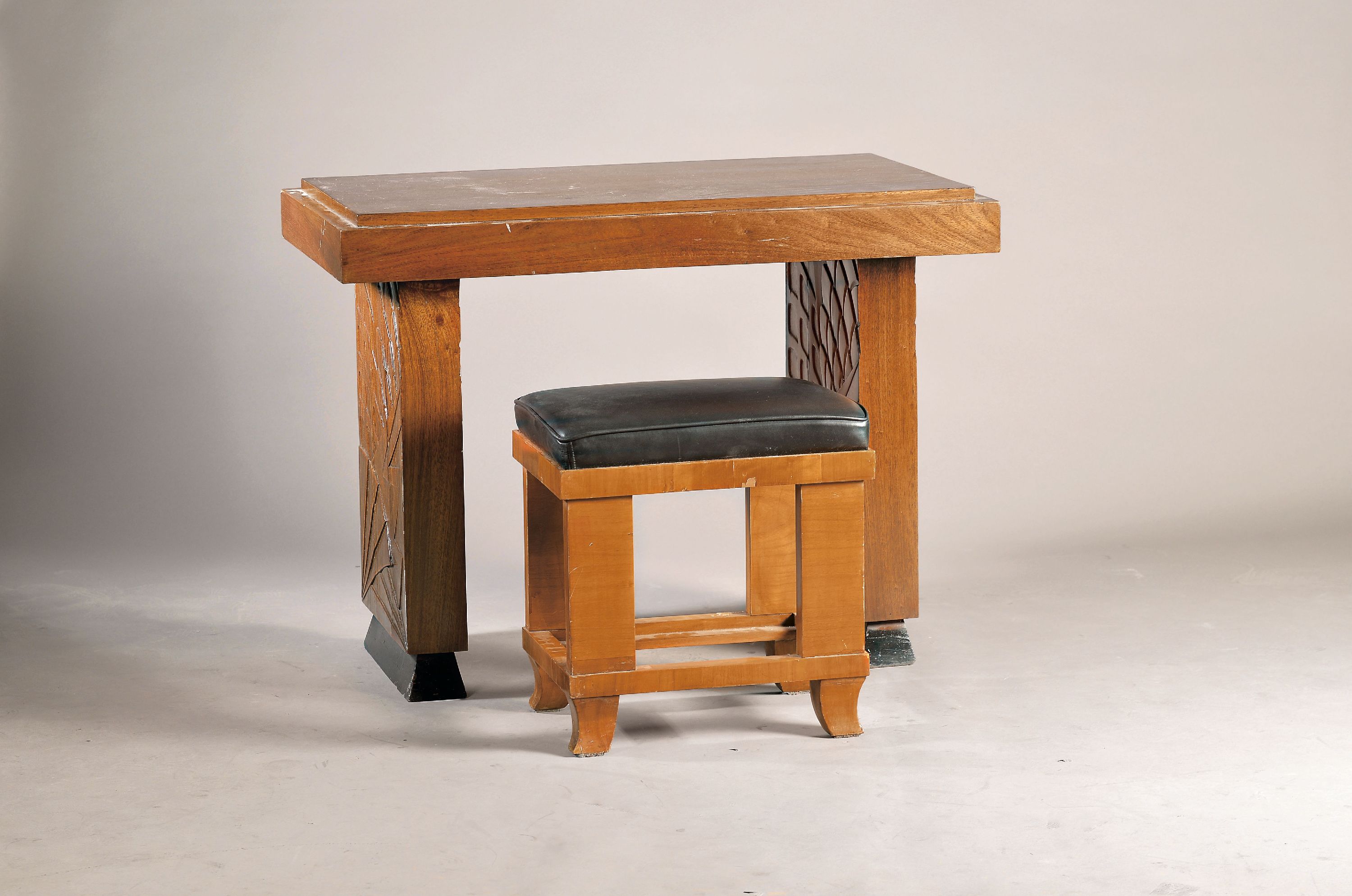 Image 27154699 - Art-Deco-Tisch und Sitzhocker, 20.Jh., Nußbaumfurnier, seitlich mit feiner Schnitzerei, ...