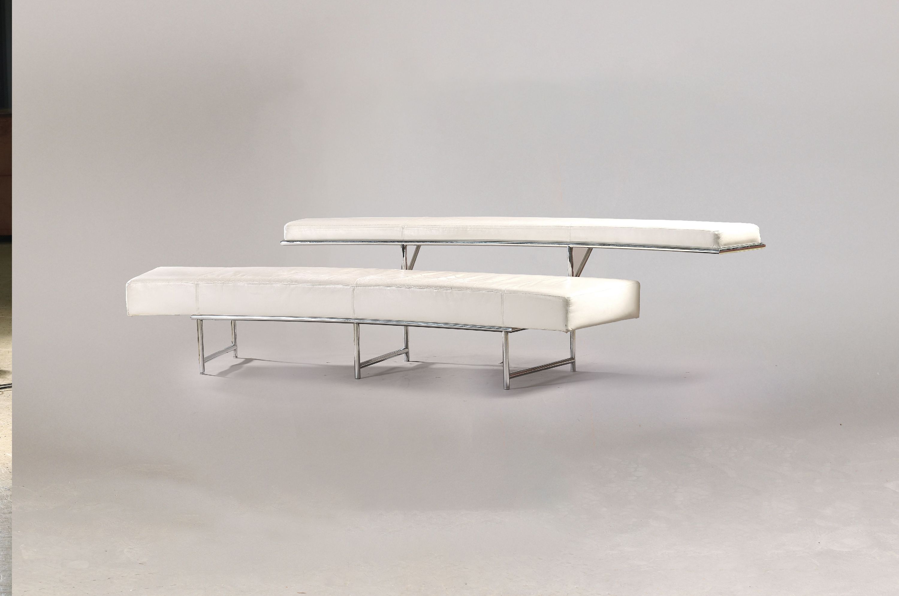 Image 27155032 - Geschwungenes Sofa in der Art Monte Carlo, Entw. Eileen Gray, Ausführung unbekannt, ...