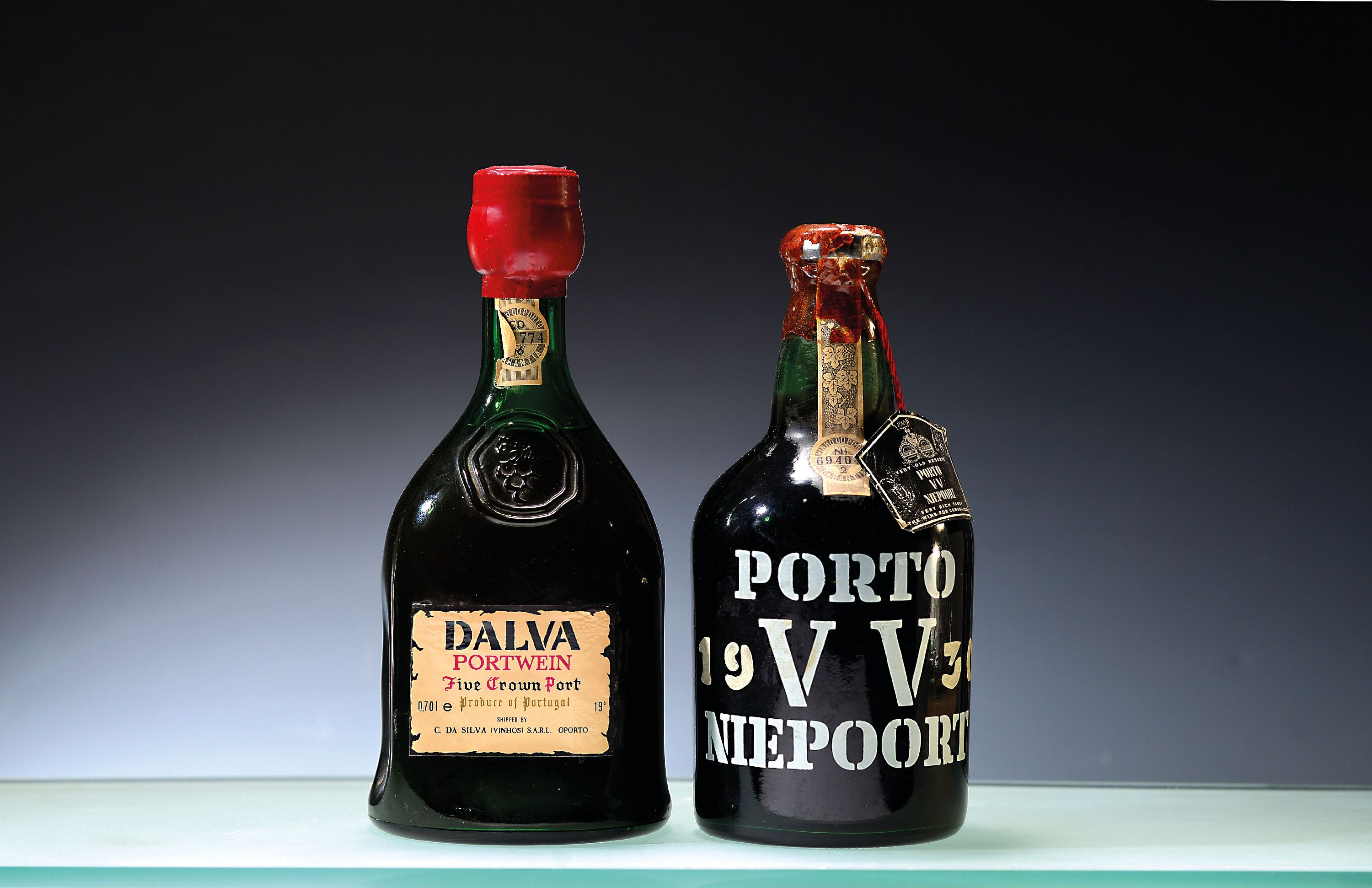 Image 27155033 - 2 Flaschen Portwein: 1930 Niepoort VV und C. da Silva Five Crown Port, Portugal, ...