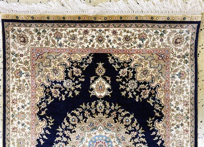 27155507a - Hereke Seide, China, Ende 20.Jhd, reine Naturseide, ca. 85 x 62 cm, EHZ: 1 ...
