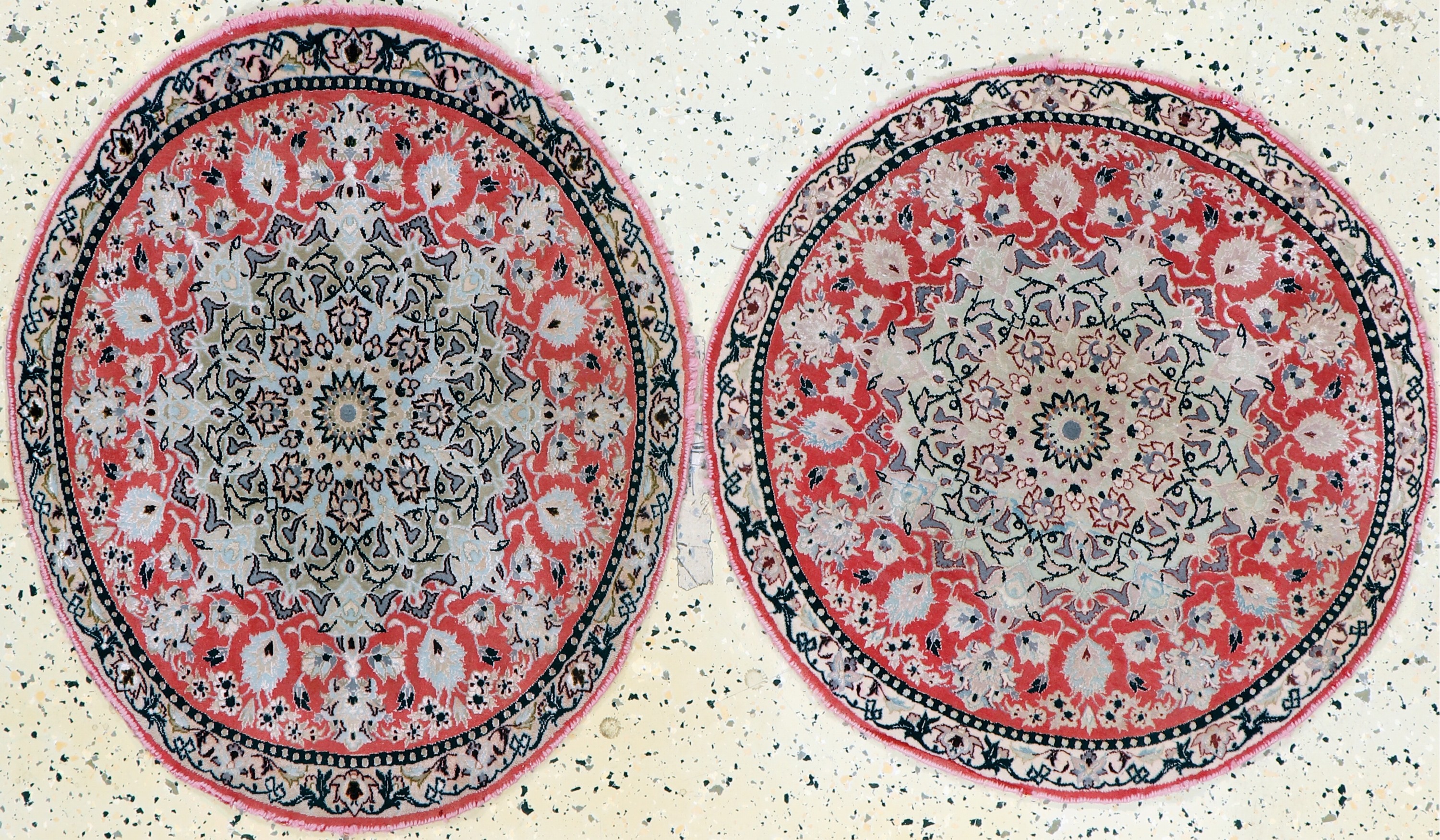 Image 27155753 - 2 lots Nain fein, Persien, Mitte 20.Jhd, Korkwolle mit Seide, durchmesser ca. 64 cm & ...