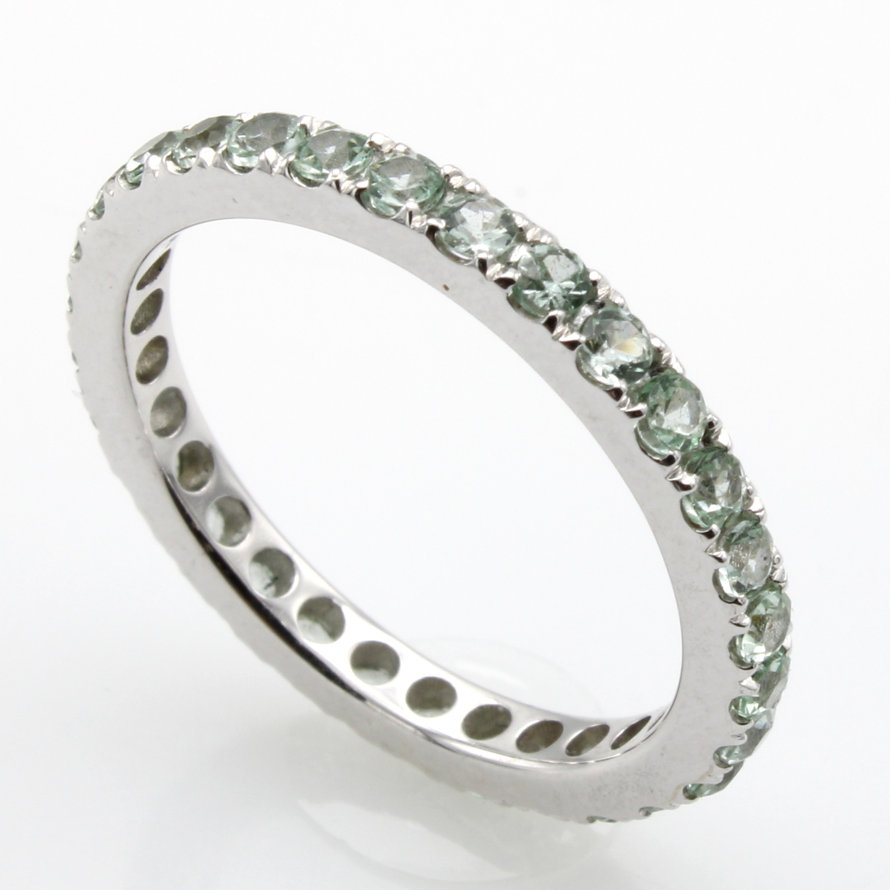 Image 27155778 - Ring mit Beryllen, WG 750/000, 30 Berylle zus. ca. 1.16 ct, RW ca. 55 Schätzpreis: 850, ...