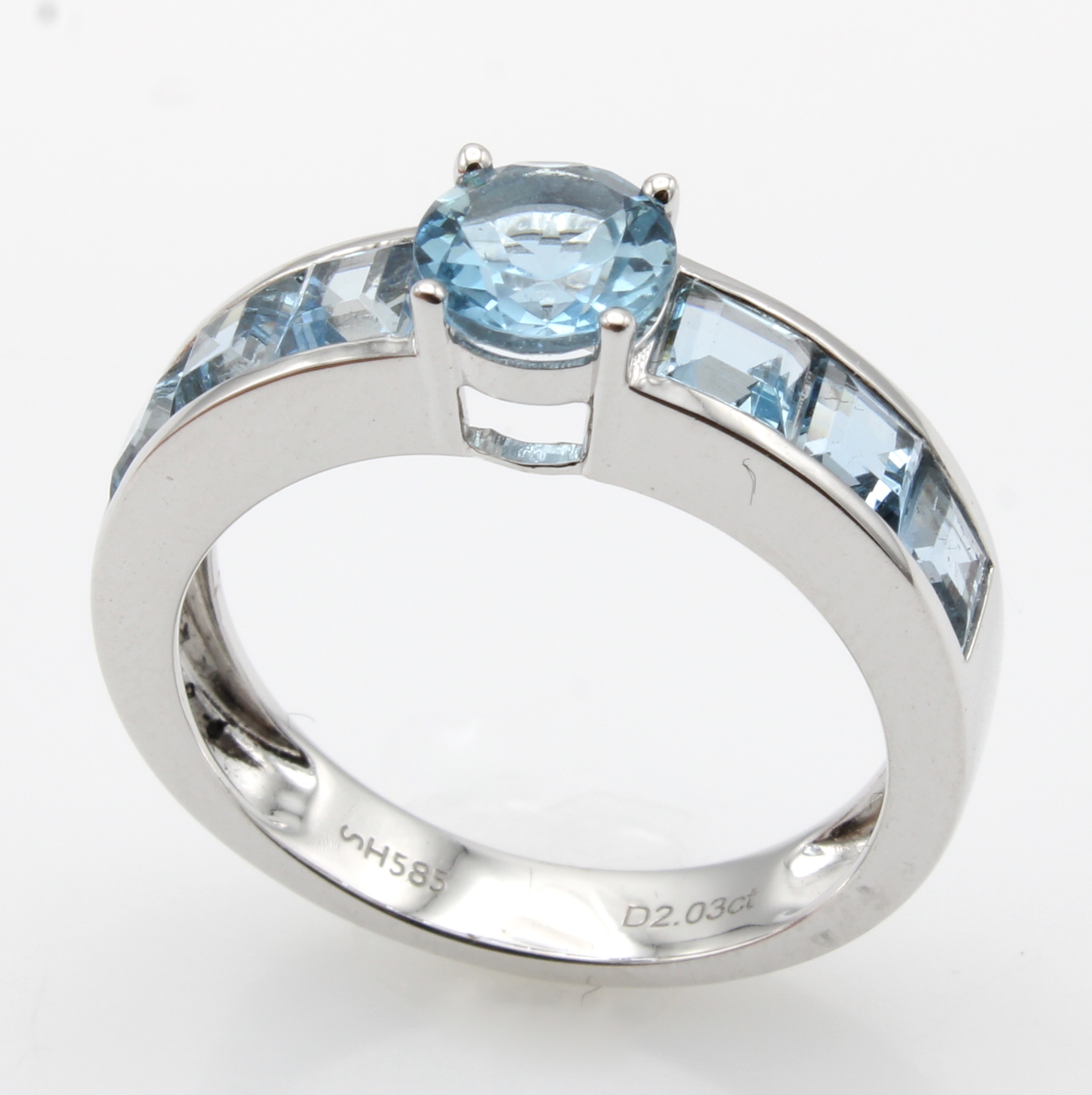Image 27155795 - Ring mit Aquamarinen, WG 585/000, 1 runder u. 6 Aquamarincarrées zus. ca. 2.03 ct, RW ...