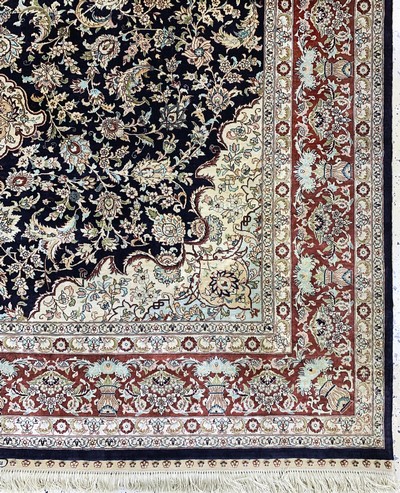 27155710a - Hereke Seide fein, China, Ende 20.Jhd, reine Naturseide, ca. 245 x 155 cm, ca. 1,0 Mio. ...