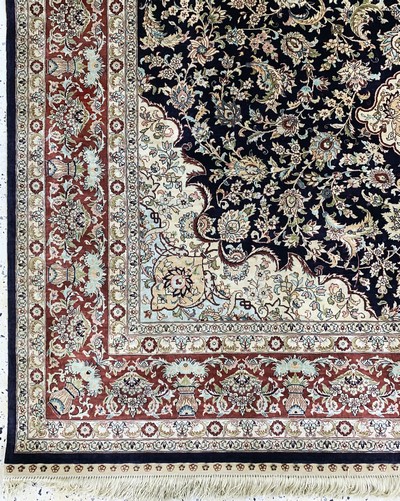 27155710b - Hereke Seide fein, China, Ende 20.Jhd, reine Naturseide, ca. 245 x 155 cm, ca. 1,0 Mio. ...