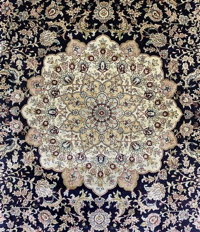 27155710c - Hereke Seide fein, China, Ende 20.Jhd, reine Naturseide, ca. 245 x 155 cm, ca. 1,0 Mio. ...