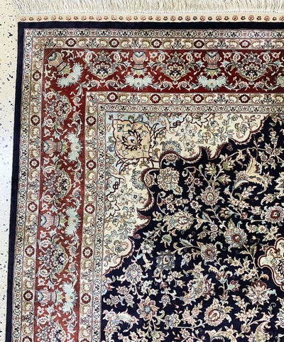 27155710d - Hereke Seide fein, China, Ende 20.Jhd, reine Naturseide, ca. 245 x 155 cm, ca. 1,0 Mio. ...