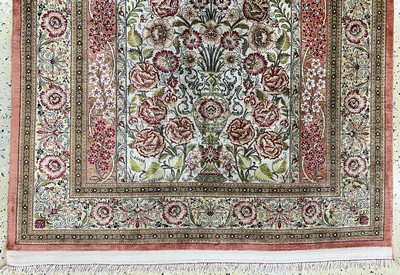 27155711b - Ghom Seide, Persien, Mitte 20.Jhd, reine Naturseide, ca. 210 x 137 cm, EHZ: 1-2 ...