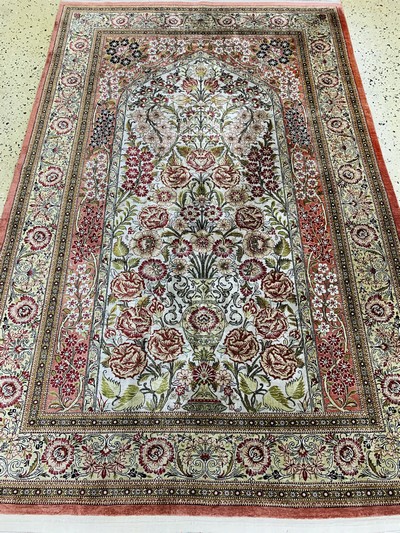 27155711e - Ghom Seide, Persien, Mitte 20.Jhd, reine Naturseide, ca. 210 x 137 cm, EHZ: 1-2 ...