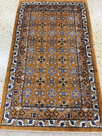 27155713c - Seiden-Khotan, Torkestan, Mitte 20.Jhd, reine Naturseide, ca. 154 x 93 cm, EHZ: 1-2 ...